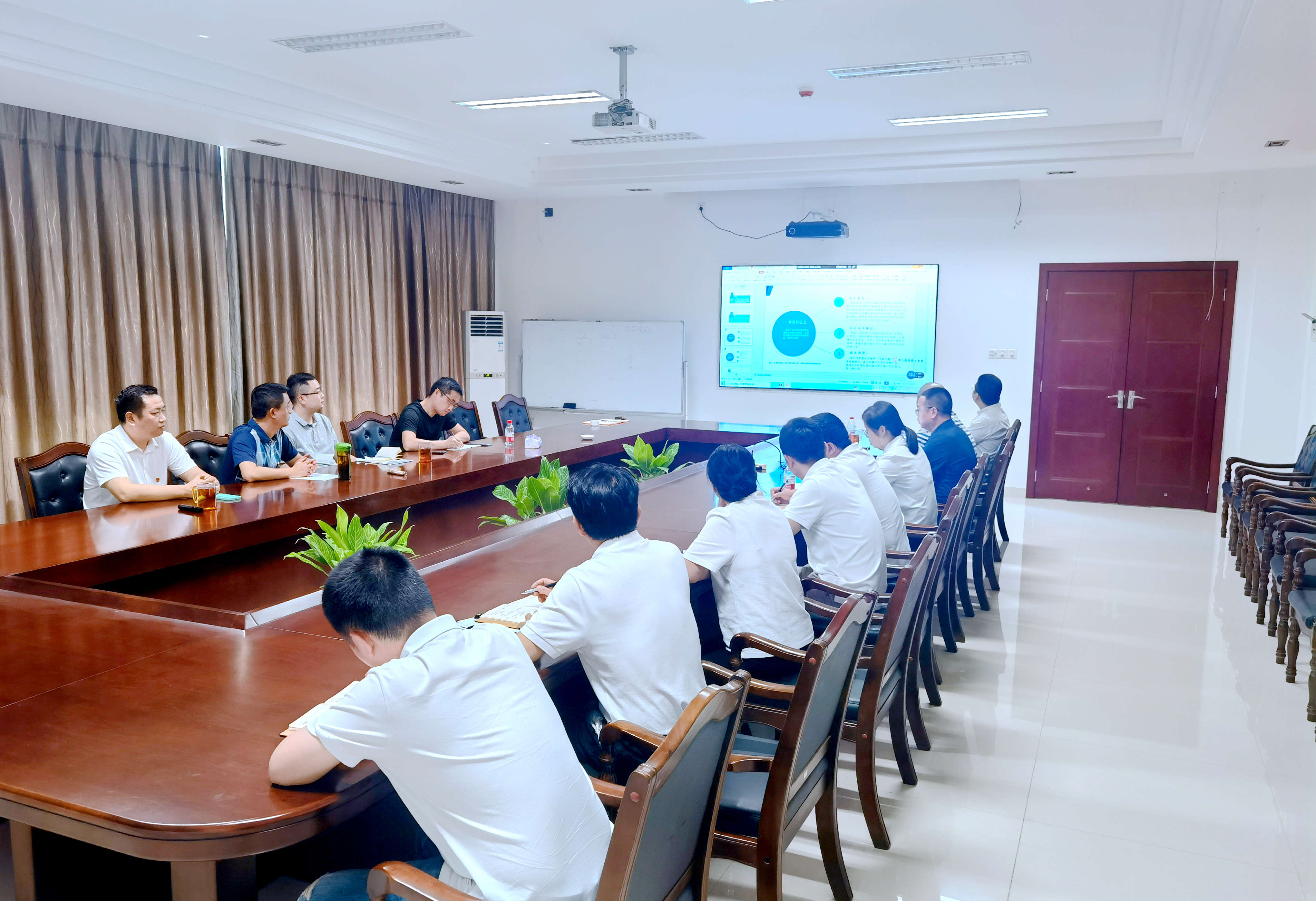 湖南建工地產(chǎn)副總經(jīng)理馮堯帶隊(duì)調(diào)研文昌項(xiàng)目公司