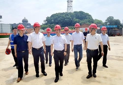 集團(tuán)黨委委員、副總經(jīng)理賀源一行到湖南建工地產(chǎn)益陽(yáng)建工城項(xiàng)目指導(dǎo)工作并開展“送清涼”慰問(wèn)活動(dòng)