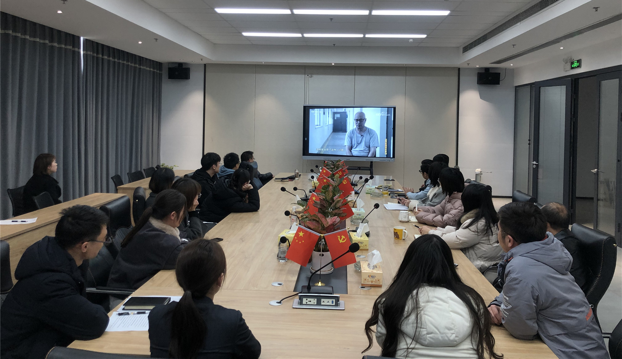 觀山項(xiàng)目公司組織觀看警示教育片《正風(fēng)反腐就在身邊》